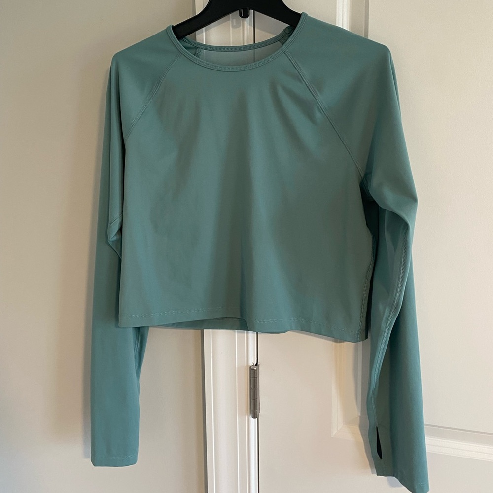 Old Navy cropped long sleeve athletic top with sheer back panel. Lg.